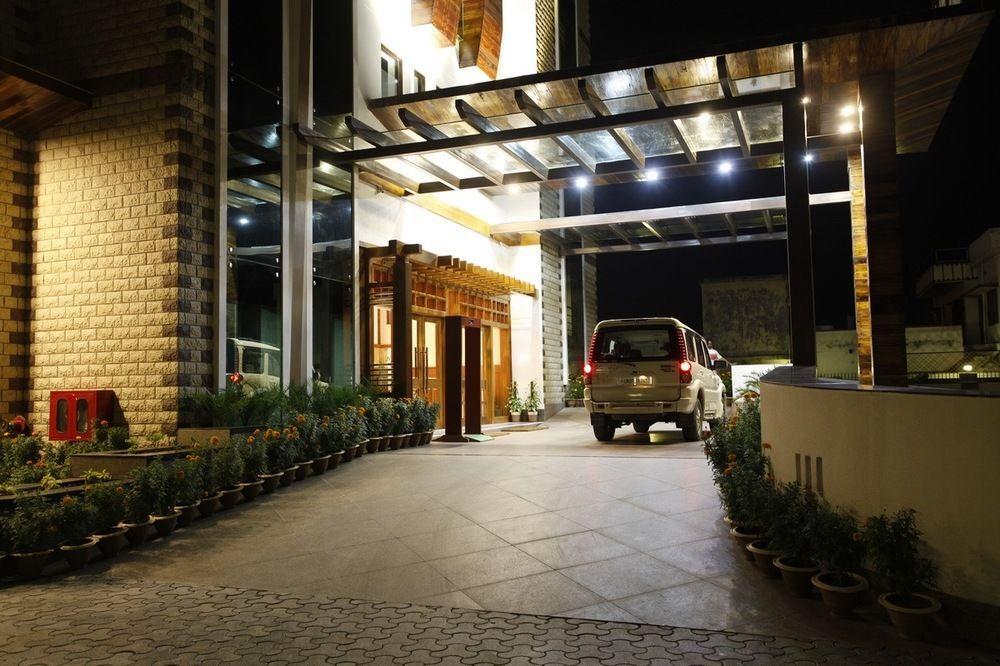 Hotel Saffron Leaf Dehradun Dış mekan fotoğraf